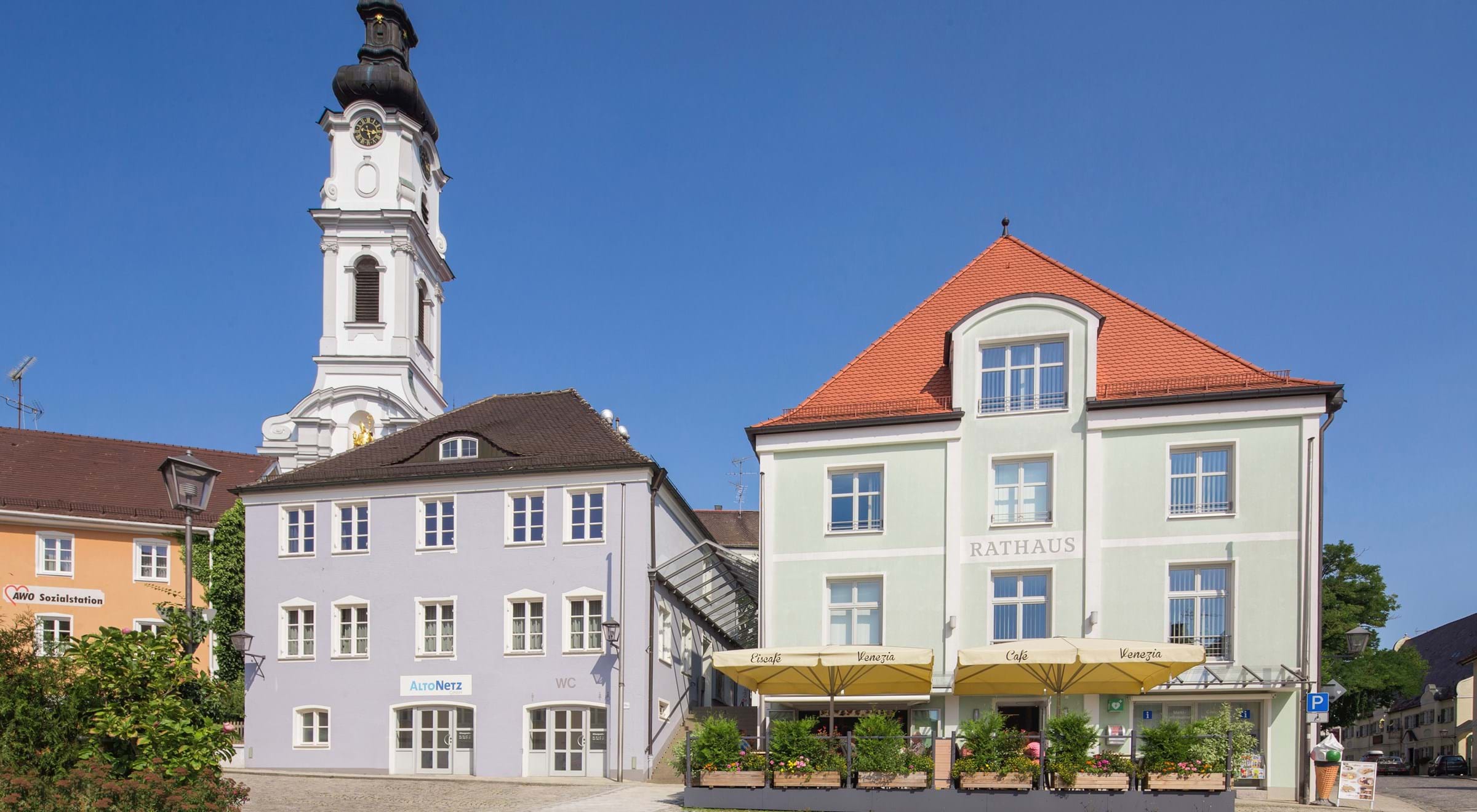 Bild vom Rathaus Altomünster mit Kirchturm im Hintergrund