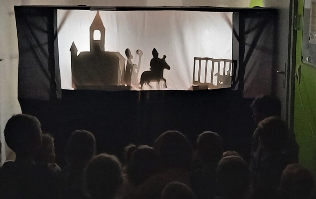 Silhouetten des Puppentheaters im Marktplatz Altomünster.