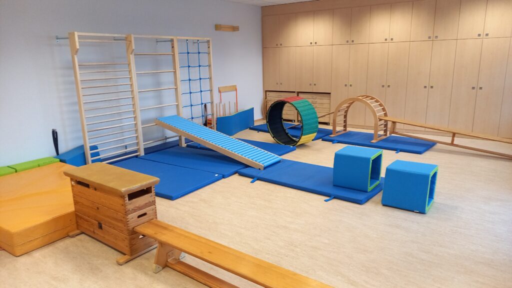 Räumliche Anordnung von Sport- und Fitnessgeräten in einem Ausstellungsbereich.