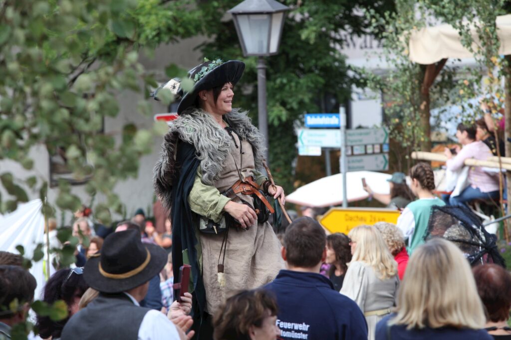 Weitere Veranstaltung in Altomünster mit Künstler und Besuchern im Marktplatz.