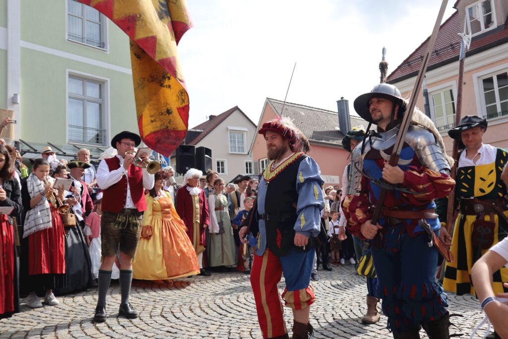 Markt Altomünster: Bürger, Musikanten und historische Kostüme auf dem Marktplatz.