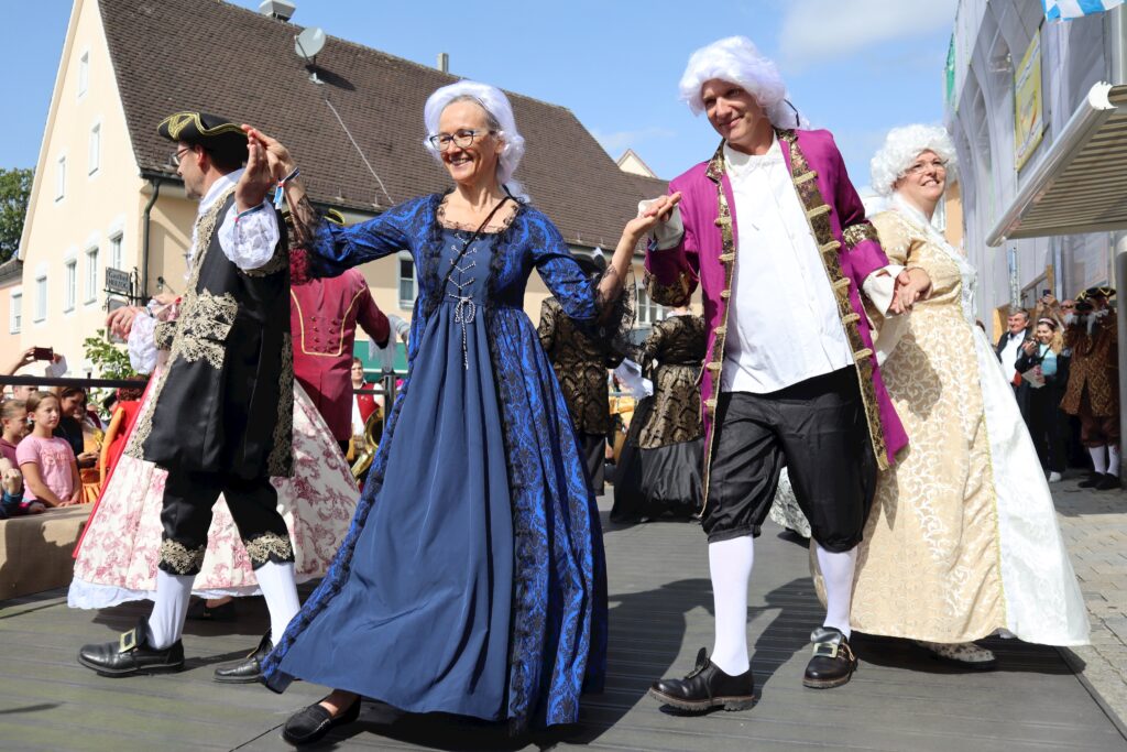 Lustige Menschen in historischen Kostümen bei einem Markt in Altomünster.