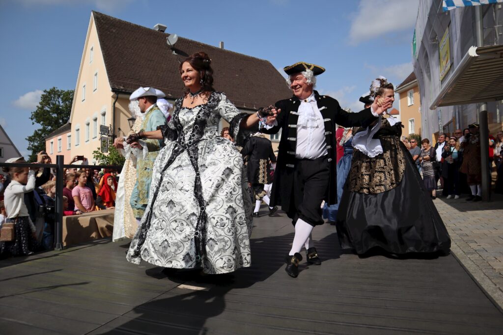 Gemeinde Marktplatz, Festliche Veranstaltung mit Musik und Tanz auf dem Markt in Altomünster.