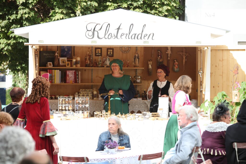 Markt Altomünster: Klosterladen mit Antiquitäten und Kultur in der Marktgasse.