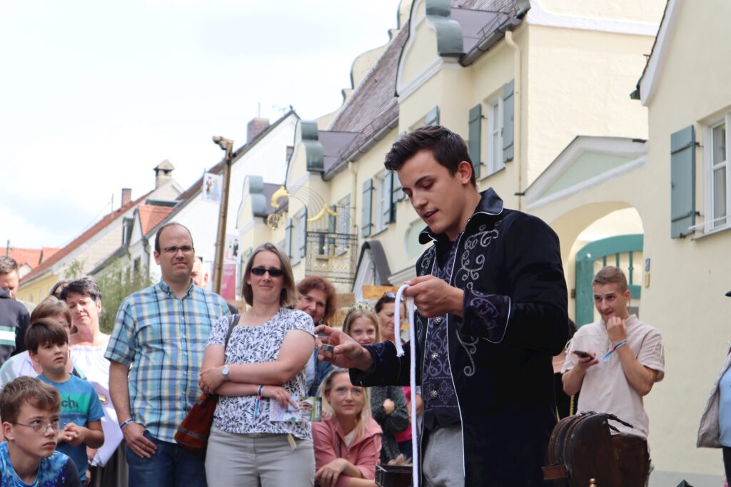 Magischer Zauberer beim Markt Altomünster.
