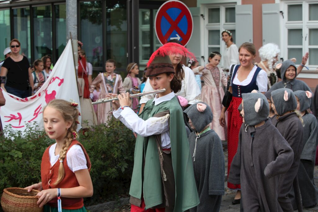 Eindeutige Bilder, Künstler, Kinder im Stil von Märchen, mit Flöten und Hüte.