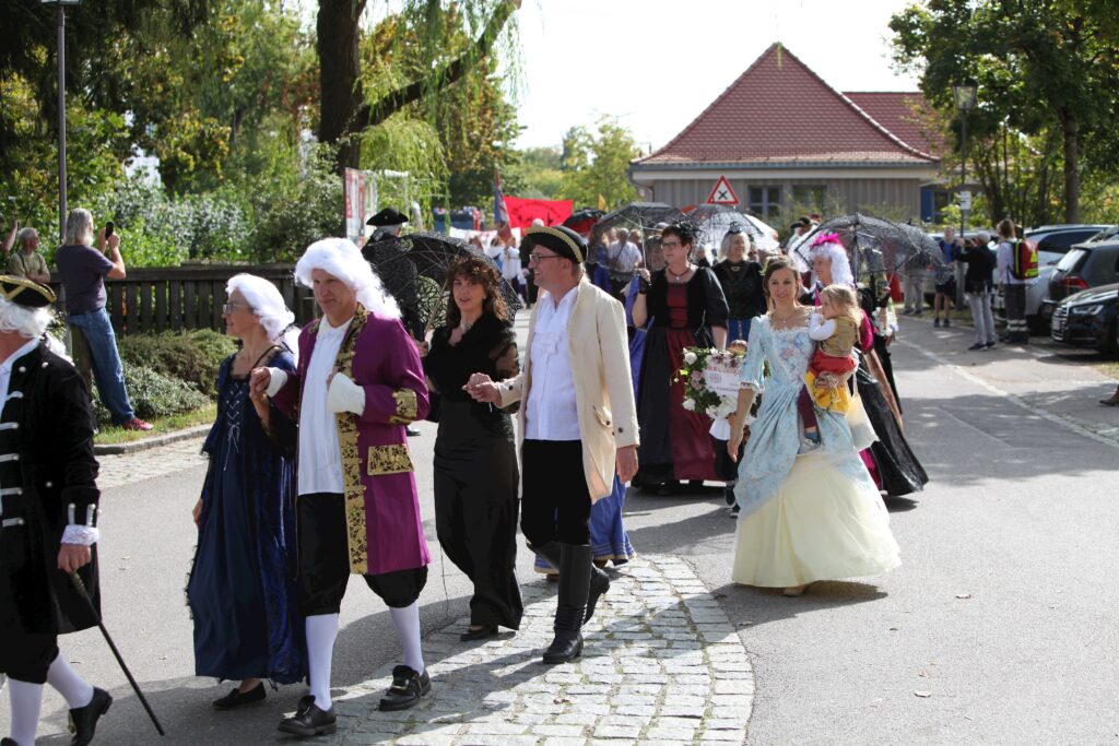 Traditionelle Menschen im alten Marktplatz Altomünster.