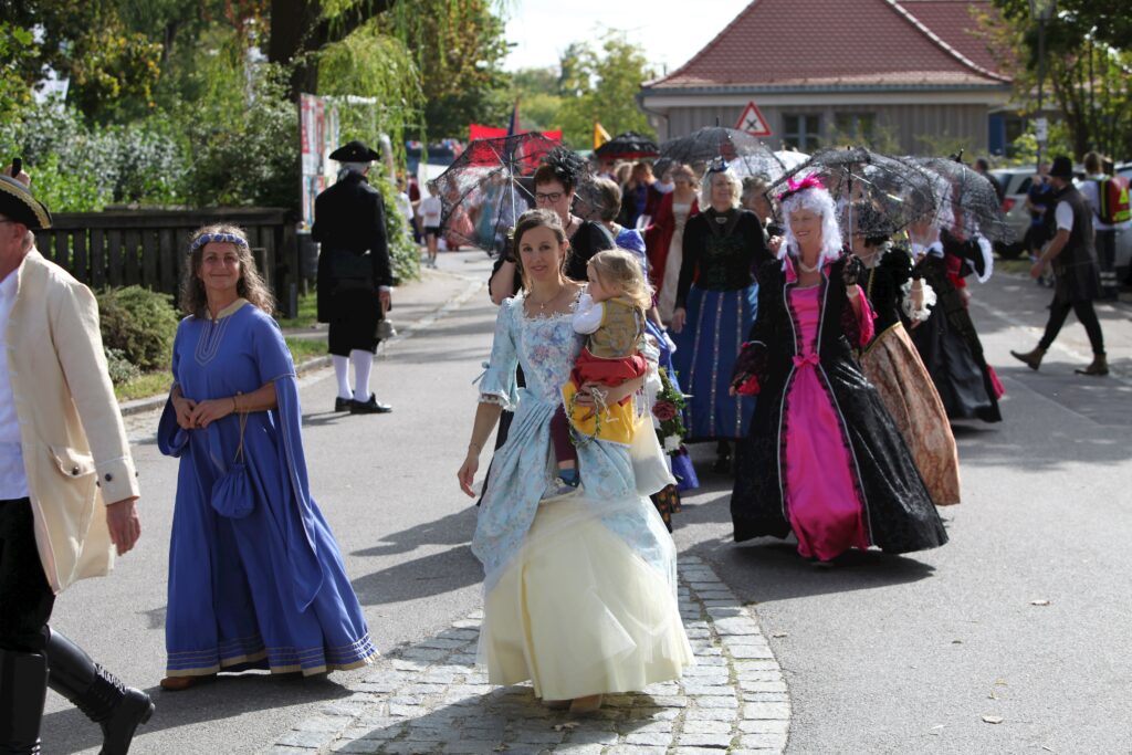 Weitere Besucher im Parade- und Marktplatzteil.