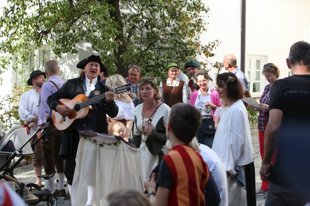 Märkte Altomünster: Veranstaltung mit Musik und Besucher in der Umgebung.