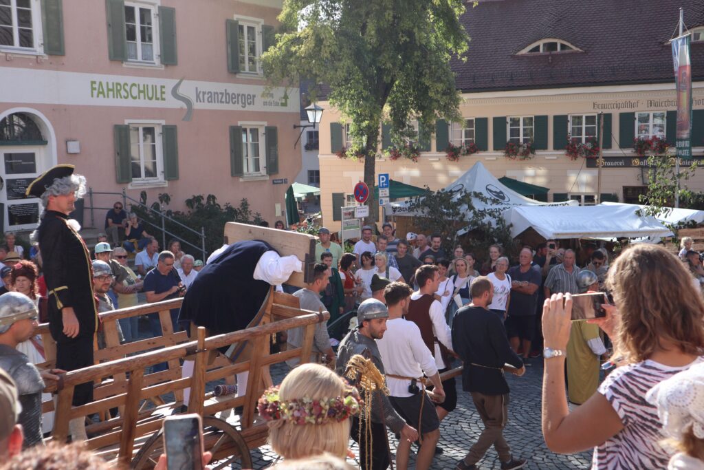 Markt Altomünster - traditionelles Fest mit historischem Wagen und Zelten.