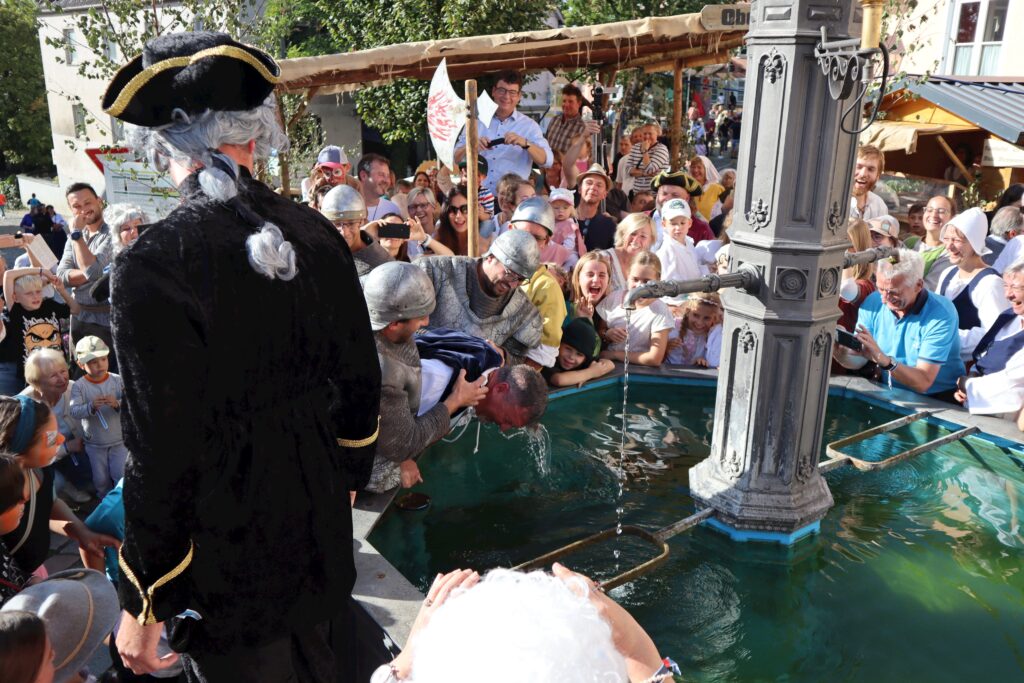 Märkteintrag auf Markt Altomünster, mit Zelt und Menschen.