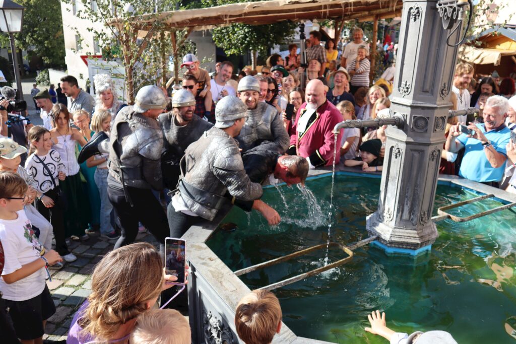 Ein Markt auf dem Marktplatz mit Spielzeug und Menschen.