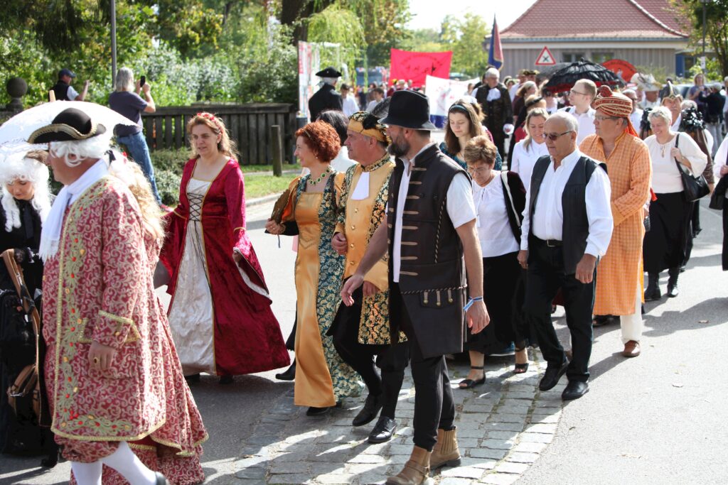 Markt Altomünster: Menschen in historischen Kostümen und lebendige Veranstaltung.