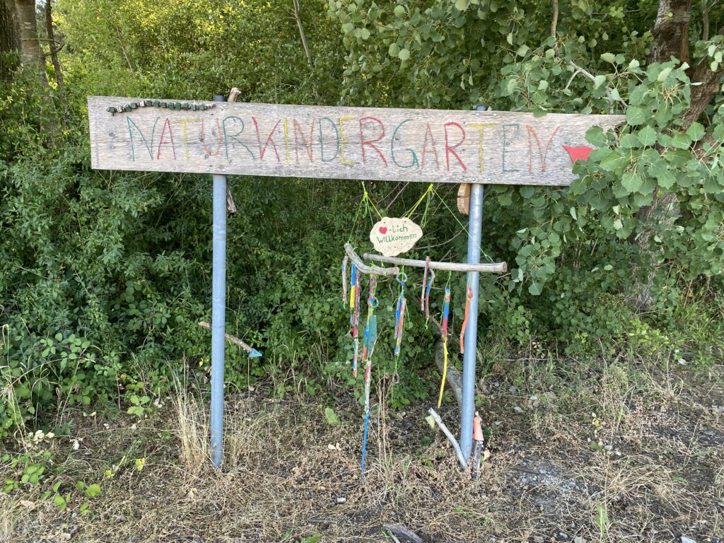 Natürlichkindergarten mit bunten Dekorationen im Wald.