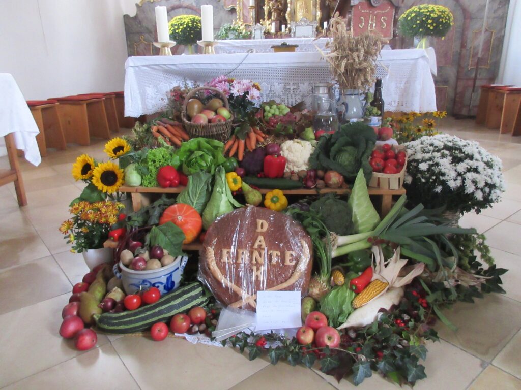 Erntedank in Altomünster mit frischem Obst, Gemüse und Kräutern im Marktplatz.