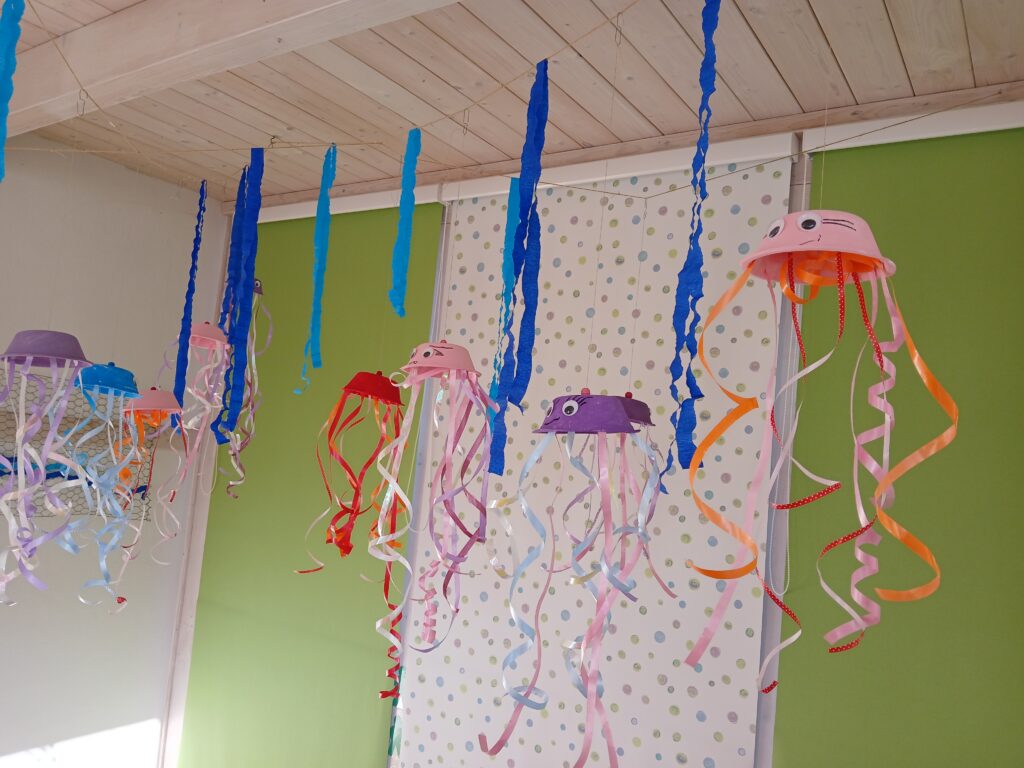 Kleider und Stoff für die Kinder aus Altona.