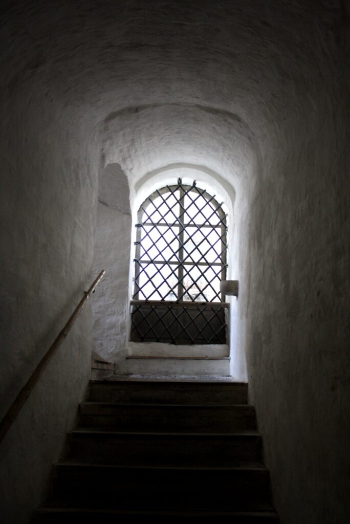 Schluss mit Befestigung im Keller, Steigungsrad, Fenster mit Gitter.