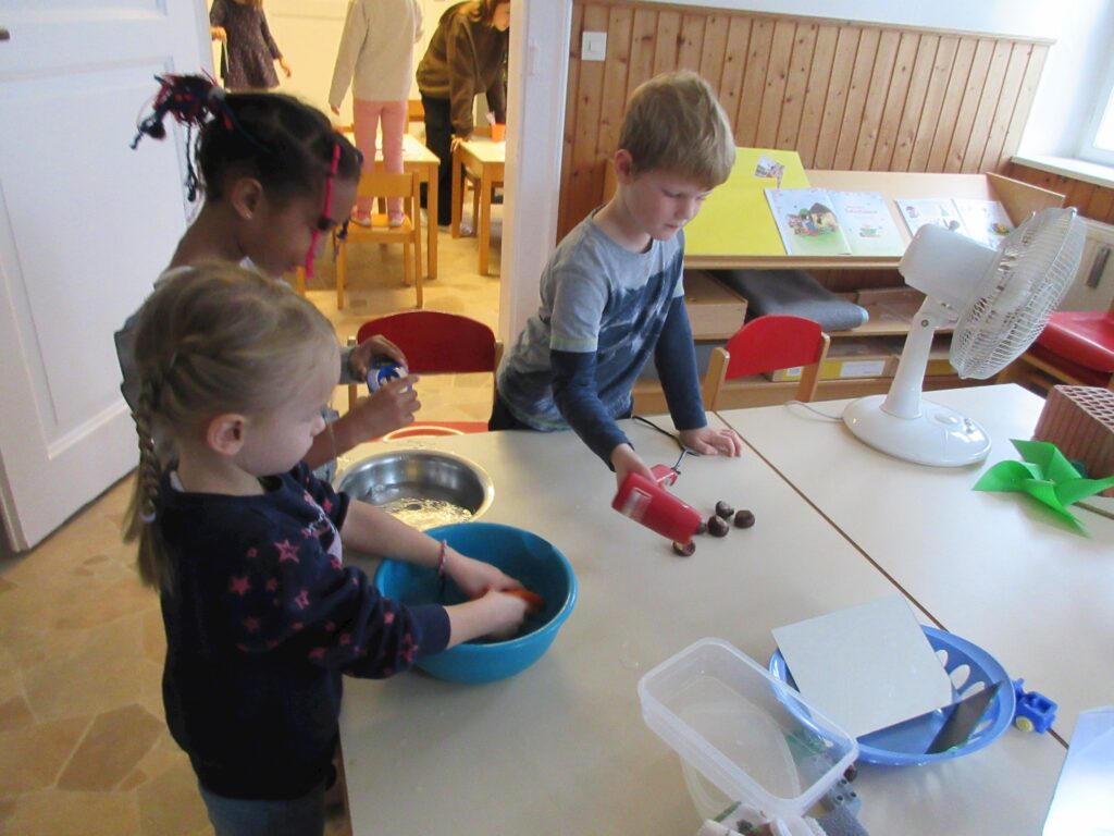 Kids beim Basteln in einem Klassenzimmer.