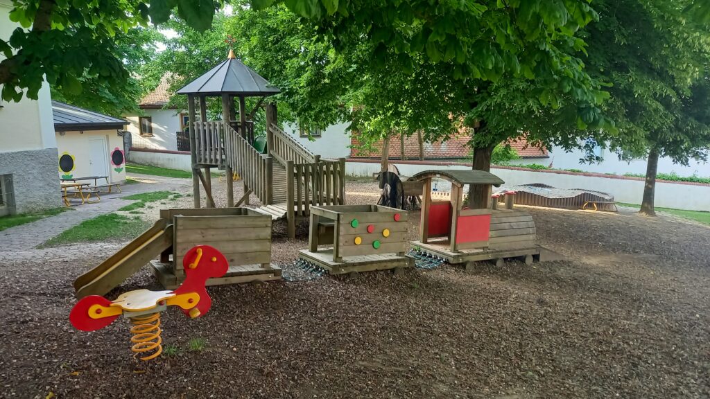 Kinderspielplatz mit Fahnen, Wagen und Treppe in Altomünster.
