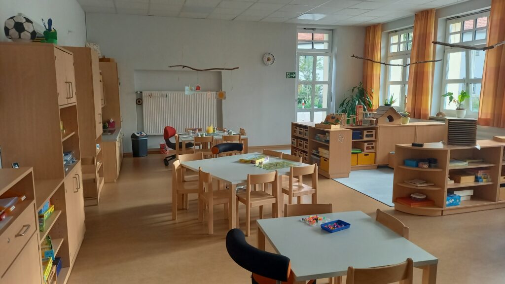 Schwimmbad mit Bambuswagen und Badekissen.