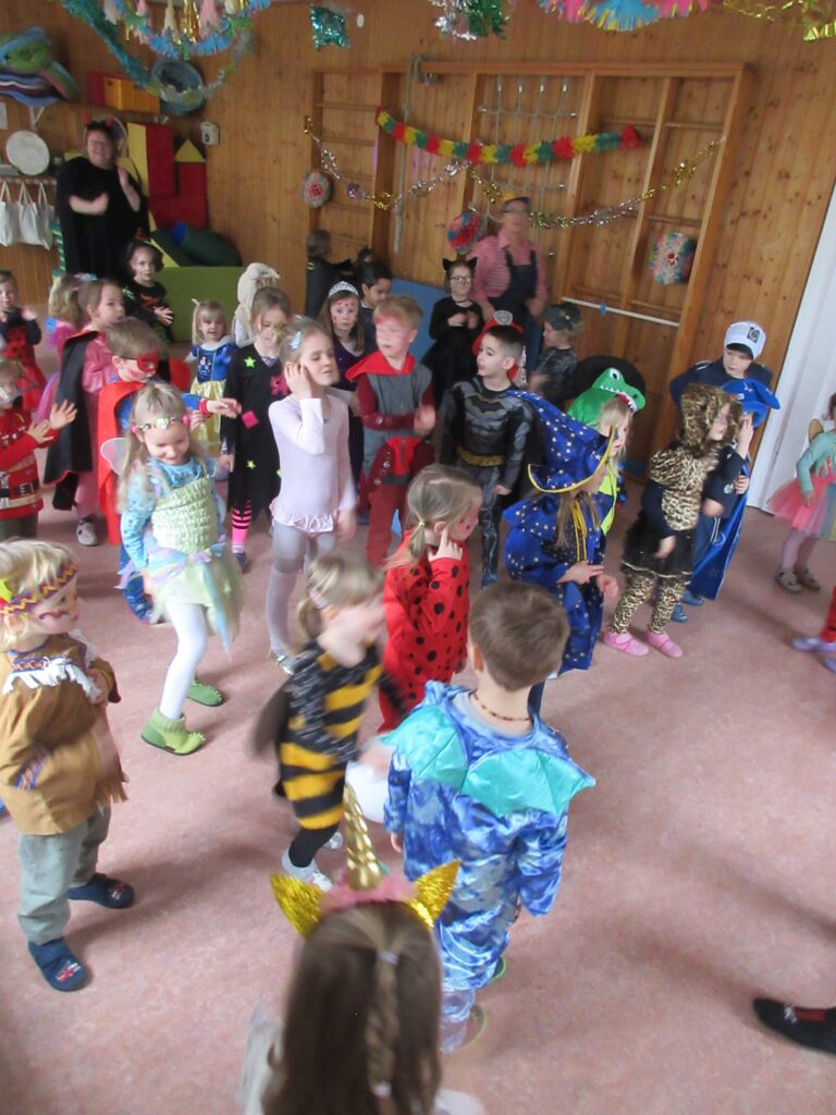 Ein Kinderfest mit kindern in bunten Kostümen.