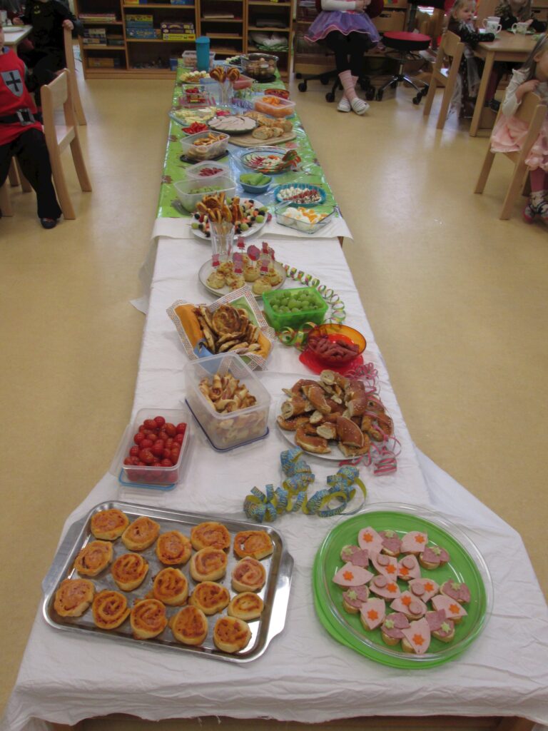 Tafel mit Leckereien für die Kinder.