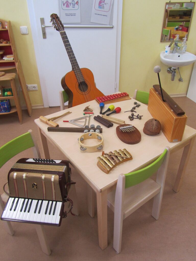 Musikinstrumente in Kindergartenraum.