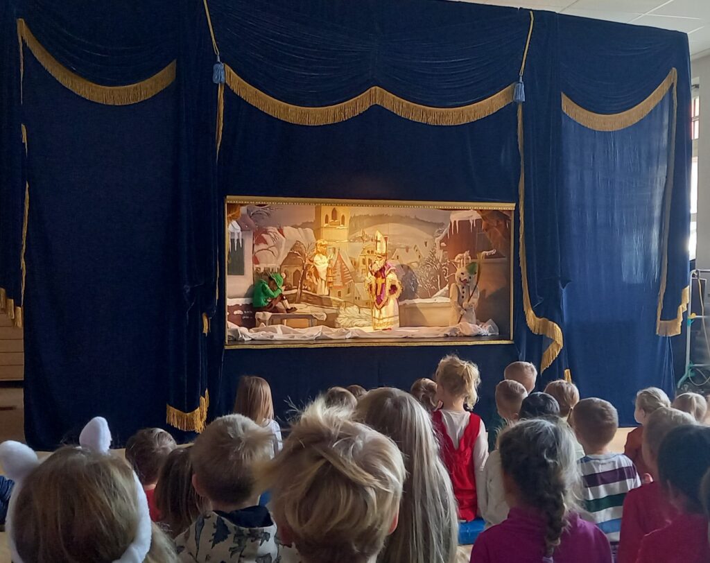 Schüler spielen Schauspieler vor einer Schmuckkarte.