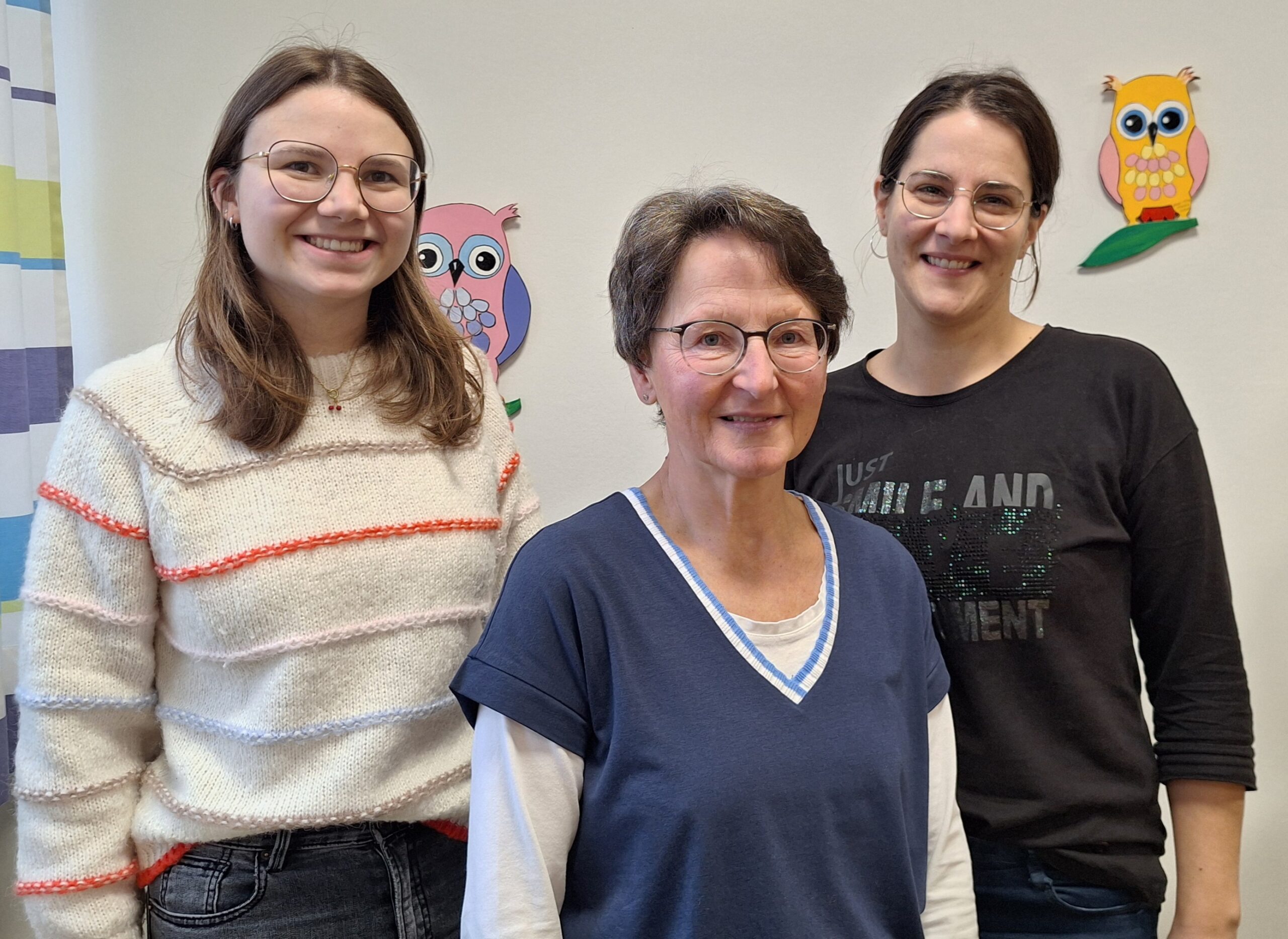 Drei Frauen in einem Kindergarten.