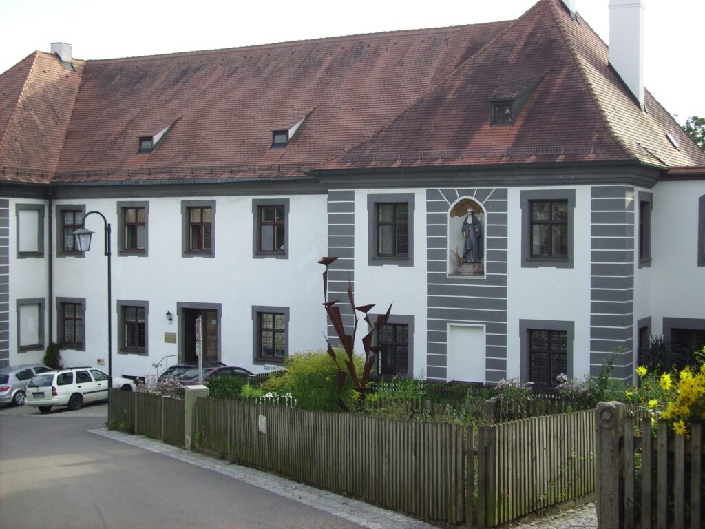 Wohnhaus mit Kirche und Garten in Altomünster.