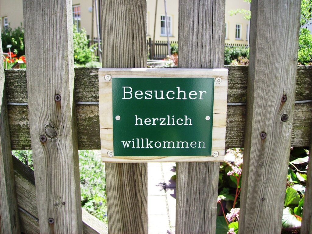 Besucher willkommen auf dem Marktplatz in Altomünster.