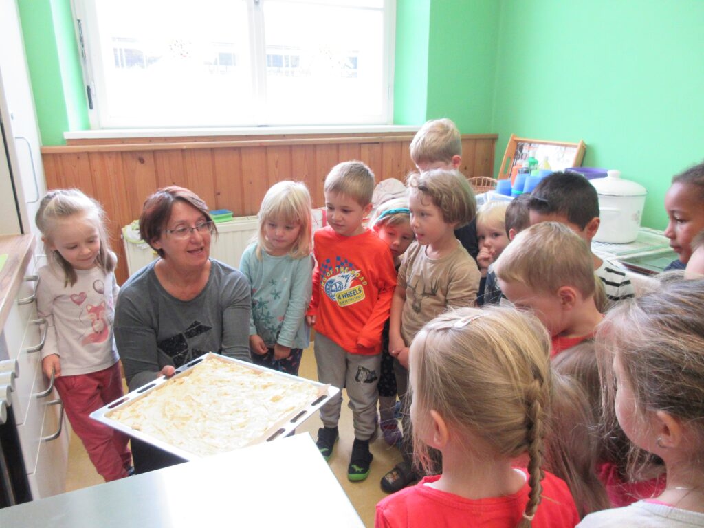 Einführung in die Kuchenschmiede mit Kindern im Kindergarten.