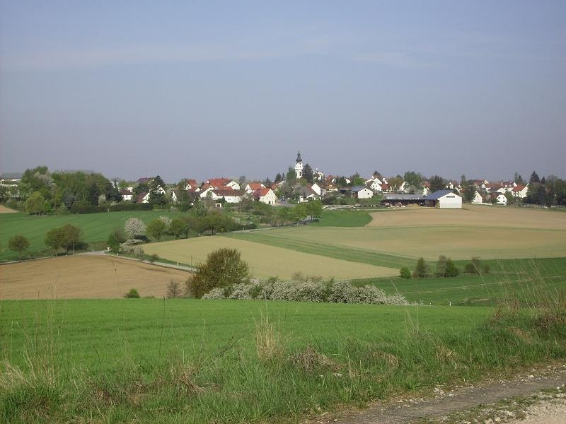 Landschaftliches Bild des Marktes Altomünster mit Feldern und Häusern.