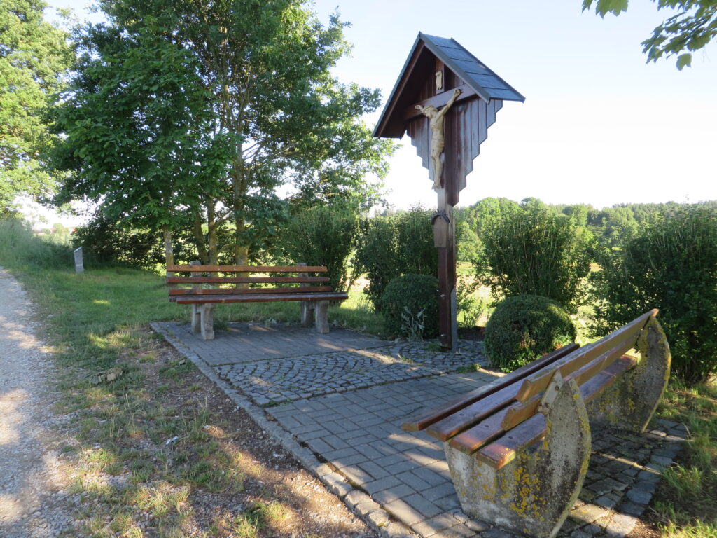 Bänke und Kreuz in der Gasse Altomünster.