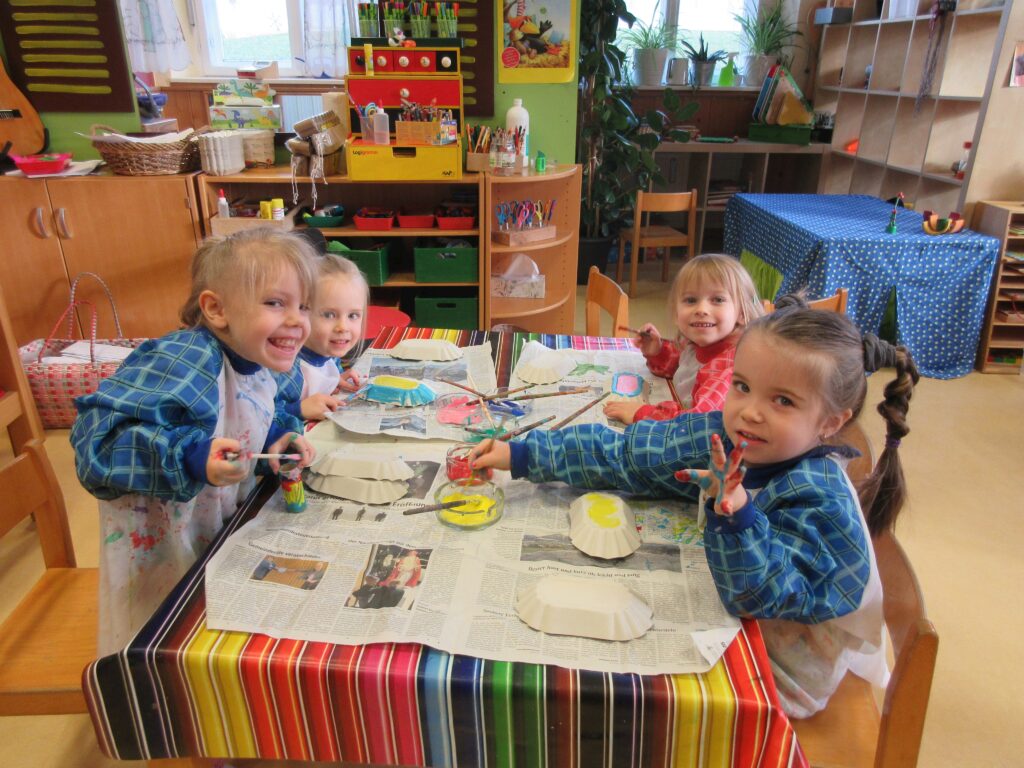 Ein Kindergartensitzung mit bunten Farben und kreativen Aktivitäten.