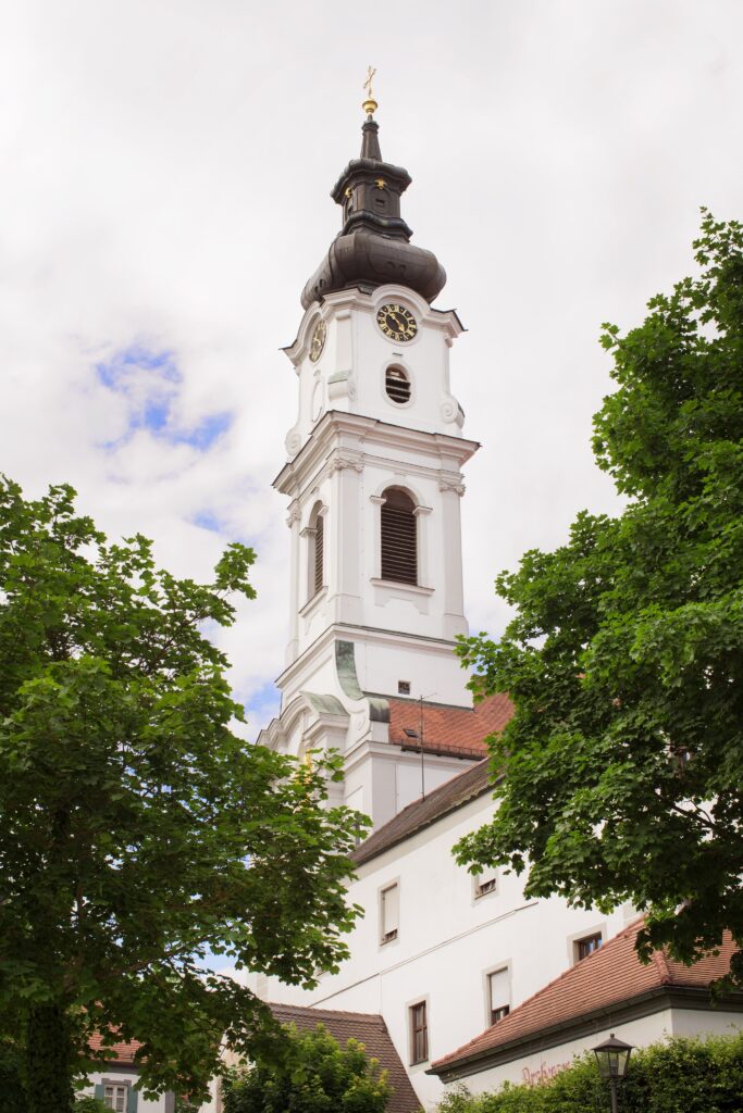 Kuppel und Turm der Kirche mit Uhr.