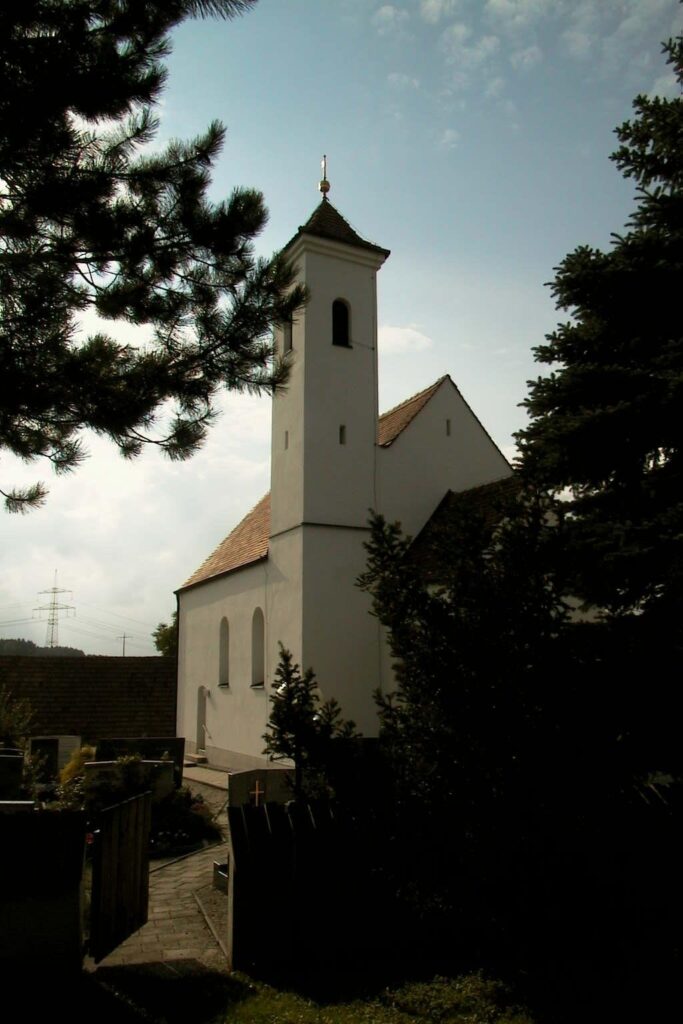 Kirche Altomünster, Gebäude mit Turm und Schutz, umgeben von Bäumen und Gras.