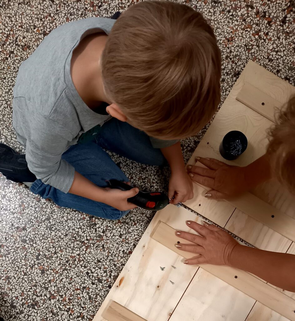 Jugendlicher baut Holzwerkzeuge auf.