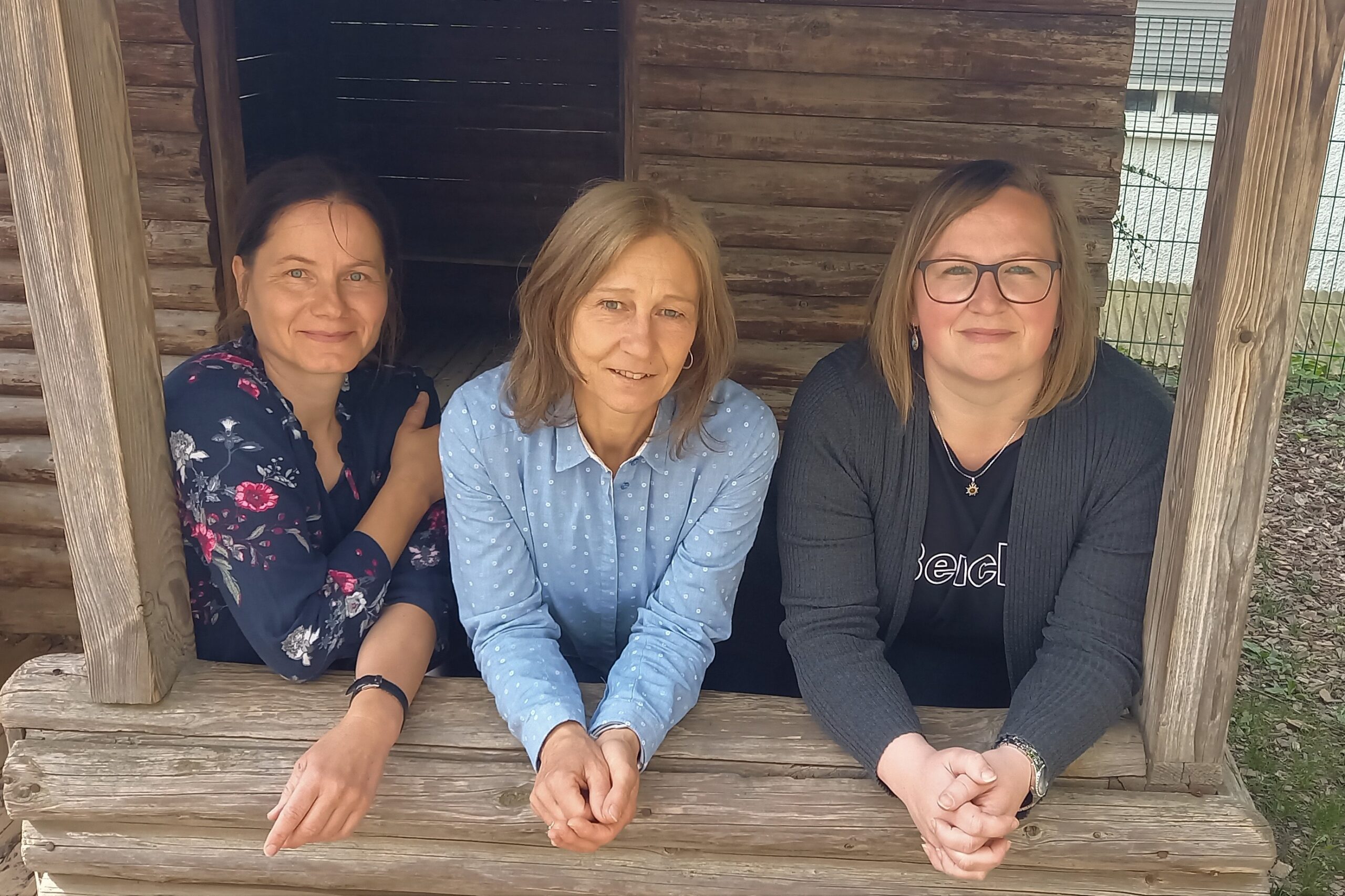Drei Frauen vor einer Holzstruktur im Marktplatz Altomünster.