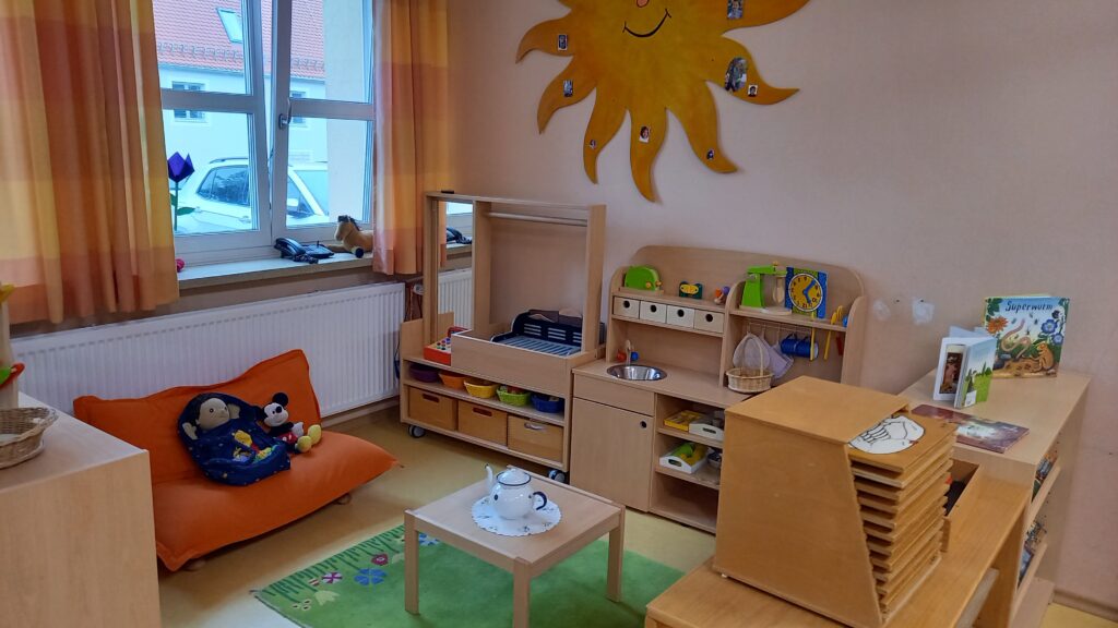 Kinderspielzimmer mit Sonne, Spielzeug und Möbeln.
