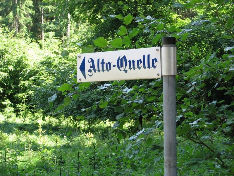 Schild mit Hinweis auf Altomünster, Weg zu Alt-Ouelle.