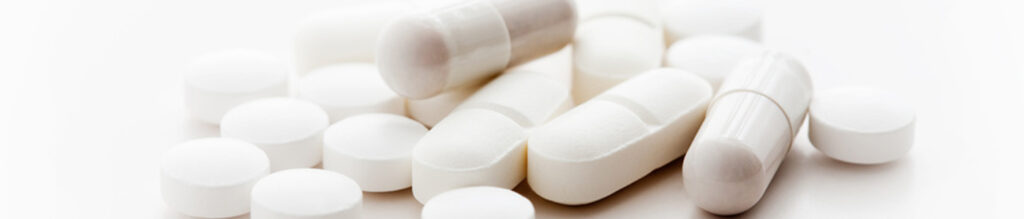 Medikamente auf weißem Hintergrund.