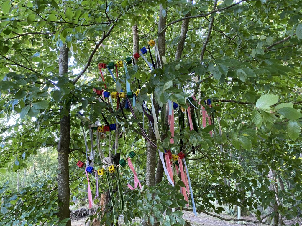 Bäume mit bunten Girlanden und Schriftzeichen.