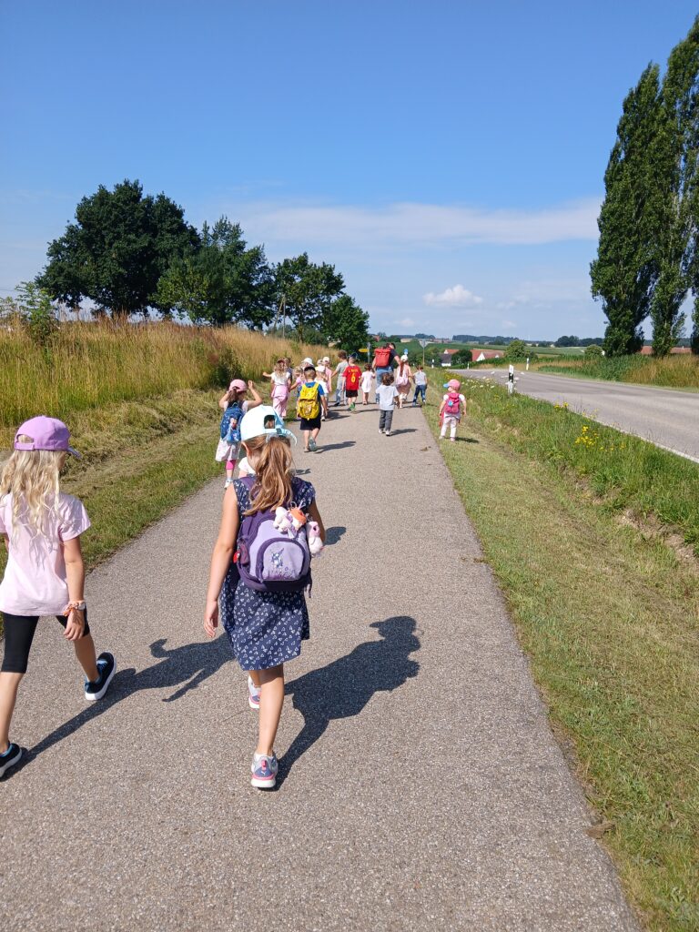 Schule am Weg: Kinder mit Rucksack entlang der Straße.