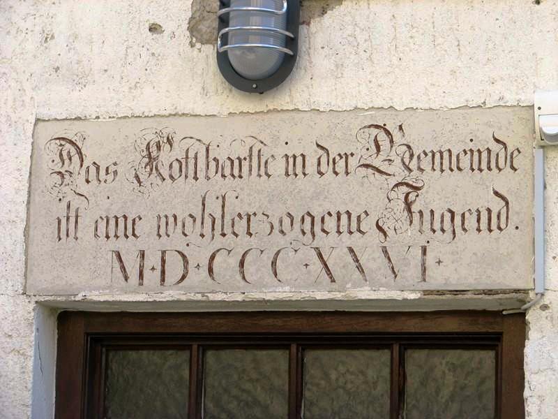 alte-schule-eingang Alte Türe mit Schrift Das Kostbarste in der Gemeinde ist eine wohlerzogene Jugend MDCCCXXVI